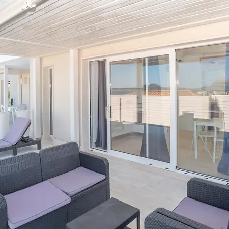 Modern With Swimming Pool And Parking!