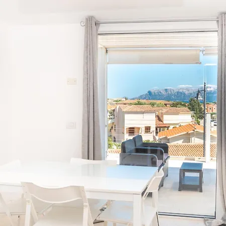 Modern With Swimming Pool And Parking!