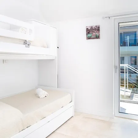 Lejlighed Modern With Swimming Pool And Parking! *