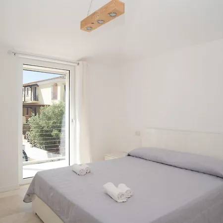 Modern With Swimming Pool And Parking! Lejlighed