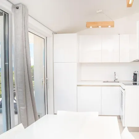 Modern With Swimming Pool And Parking! *