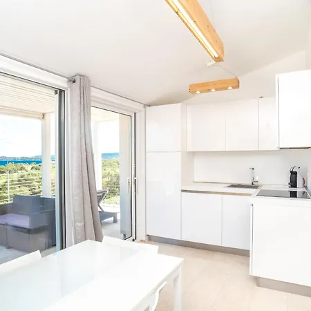 Modern With Swimming Pool And Parking! Apartment