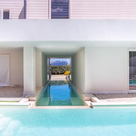 Modern With Swimming Pool And Parking! Lejlighed