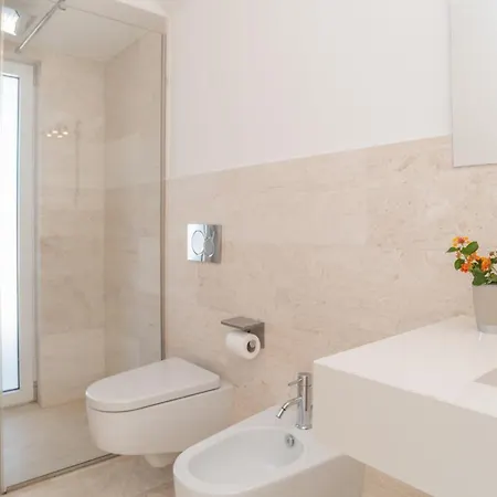 Modern With Swimming Pool And Parking! Apartment *